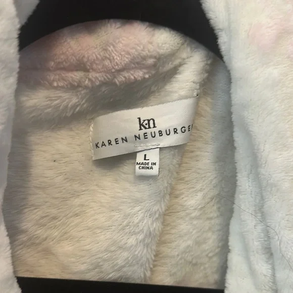 Karen Neuburger Soft White and Pink Robe - Picture 2 of 3